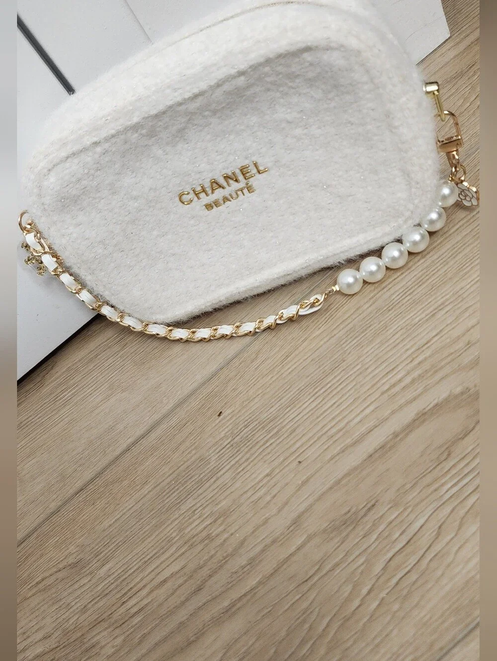 CHANEL White/Cream Tweed Pearl-Embellished Shoulder Bag